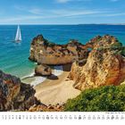 Portugal - Algarve - Alvor - Faro - Praia dos Três Irmãos. Ein Segelboot auf blauem Meer, umgeben von felsigen Klippen und Strand.