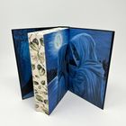 Illustration eines Buches mit in Kapuzenmänteln gehüllten Figuren vor einem Vollmond. Der Buchschnitt ist mit Blättern verziert.