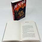 Jo Nesbø: "Das Nacht Haus". Kapitel 16. Aufgeschlagenes Buch. Cover mit düsterem Haus und Telefonhörer.
