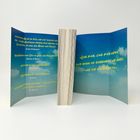 Texte: „Lieb mich, lieb mich einfach...“. Ansicht eines aufgeschlagenen Buches mit blauem Himmelshintergrund.