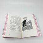 Auf den Seiten 147 und 148 eines geöffneten Buches ist eine Illustration: Eine Person mit Kappe und Tasche vor Menschenmenge.