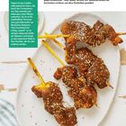 "Nährwert-Bonus: Tamari ist eine traditionelle Sauce." Daneben Spieße mit brauner Marinade und Sesam auf einem Teller.