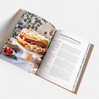 „Himmelstorte mit Lemon Curd“ ist der Titel. Ein aufgeschlagenes Buch zeigt ein Rezept mit Bild einer zweischichtigen Torte.