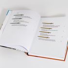 Inhalt: Titel wie "Das ultimative Troja-Blog, Teil I" und "Die Zeit der Helden". Offenes Buch, weißer Hintergrund, bunte Kapitelmarkierungen.