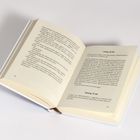 Links: fortlaufender Text, rechts: "Freitag, 28. Juli" und "Samstag, 29. Juli". Ein aufgeschlagenes Buch auf weißem Hintergrund.