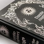 „Dante Alighieri“ steht auf einem schwarzen, kunstvoll verzierten Buch mit floralen Mustern und einem Sonnenmotiv.