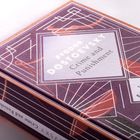 Text: "FYODOR DOSTOEVSKY Crime and Punishment THE ENGLISH EDITION."  
Ein Buch mit geometrischem violetten Design.
