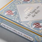 Text: "Jules Verne In 80 Tagen um die Welt." Buchdeckel mit goldenen Verzierungen und Heißluftballon-Illustration.