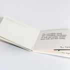 Links Textauszug, rechts Schrift "Das menschliche Urteil" über Handlungen, darunter Franz Kafkas Unterschrift. Offenes Buch.