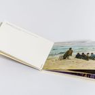 Text oben links: "FRITS THAULOW (1847–1906) Skagen (1892). Belebt. Nationalmuseum Stockholm." Gemälde von Menschen am Strand.