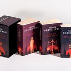 Texte: "Fjodor Dostojewski", "Der Idiot", "Schuld und Sühne", "Weisse Nächte". Drei Bücher mit stilisierten Covern.