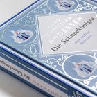 „HANS CHRISTIAN ANDERSEN Die Schneekönigin und andere Märchen“. Blaues Buch mit silbernen Verzierungen.