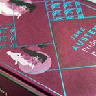 Auf einem Buchcover steht "Jane Austen, Pride and Prejudice, Anaconda". Silhouetten und florale Muster verzieren es.