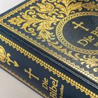 "Die Bibel nach Luther". Dunkler Einband mit goldenen Verzierungen und Kreuzmotiv.