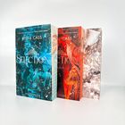 Drei Bücher nebeneinander: "Selection" in Blau, Rot und Weiß. Geschrieben von Kiera Cass. Verspielte, elegante Cover.