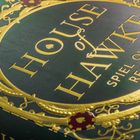 "House of Hawke - Spiel ohne Regeln." Goldene Ornamente, Spielkarten und Pokerchips auf einem grünen Hintergrund.