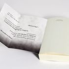 „Bösartig?“, „Grausam?“, „Wunderschön.“ Text auf einem geöffneten Buch; Buchseiten leicht gebogen.