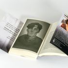 Links: Text über Dunkelheit. Mitte: Schwarz-Weiß-Illustration eines Mannes. Rechts: Lesezeichen mit Frau und Info.