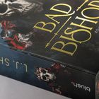 Texts: "BAD BISHOP", "DARK ROMANCE", "AB 18 JAHRE", "blush", "L. J. SHEN". Cover mit Totenkopf und Rosen.