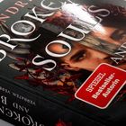 Cover eines Buches, Titel "BROKEN SOULS AND" in großen Buchstaben, rotes Etikett: "SPIEGEL Bestseller-Autorin". Zwei Gesichter.