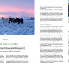 "Islands Kirchererbe" zeigt eine verschneite Landschaft mit einer weißen Kirche und Pferden im Vordergrund bei Sonnenuntergang.