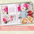 "EINBLICKE INS GARTENJAHR VOLLER SCHÖNHEIT UND LIEBEVOLLER DETAILS" in weißer Schrift auf rosa Hintergrund; Blumen und Gebäck.