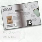 Material & Werkzeuge: Übersicht von Plotterwerkzeugen, Folien und Papier. Darunter diverse Werkzeuge und Materialien.