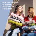„Kreiere deine persönliche Kollektion an selbstgestrickten Lieblingsteilen.“ Zwei Frauen lachen, halten Strickpullover.