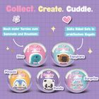 „Collect. Create. Cuddle.“ Oben auf lila Hintergrund. Fünf Häkelsets: Dino, Capybara, Pinguin, Panda, Surprise.
