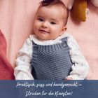 Praktisch, süß und handgemacht – Stricken für die Kleinsten! Ein Baby in gestrickter Kleidung lächelt.