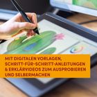 Text: "MIT DIGITALEN VORLAGEN, SCHRITT-FÜR-SCHRITT-ANLEITUNGEN & ERKLÄRVIDEOS ZUM AUSPROBIEREN UND SELBERMACHEN". 

Eine Hand zeichnet mit einem Stift auf einem Grafiktablett ein digitales Bild von einem Kaktus mit Blumen.