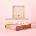 Bücher mit Titeln "Twisted Games" von Ana Huang, verziert mit goldenen Schnörkeln auf rosa Hintergrund.