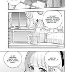 Oberes Fenster mit Mond, Mädchen am Schreibtisch in einem Zimmer, besorgt sprechend mit einem Pinguin-Stofftier.