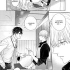 Zwei Männer unterhalten sich in einem Café. Einer trägt eine Schürze und hält eine Rechnung. Manga-Stil.