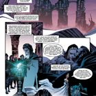 Dynamische Illustration mit antiker Architektur im Hintergrund und Personen in Roben, die ein leuchtendes Artefakt betrachten.