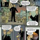 Comic-Illustration mit zwei Männern in einem Labor, voller Maschinen und Puzzlekisten. Sie diskutieren intensiv.