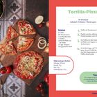 "Tortilla-Pizza" Rezept mit Zutatenliste und Nährwerten. Links aufgeschnittene Pizza auf Holzbrett, daneben frisches Gemüse.