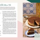 Schoko-Birnen-Torte Rezept mit Zutaten und Zubereitung. Bild zeigt Torte mit Schokostreuseln, ein Stück auf Teller. Tipp von Oma: Torte gut durchgekühlt servieren.
