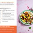Buntes Ofengemüse auf Hummus: Rezept mit Zutaten, Zubereitung und antientzündlichen Fakten. Bild zeigt gefüllten Teller.