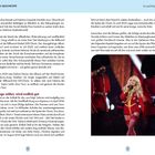"SABRINAS GESCHICHTE", "Was lange währt, wird endlich gut". Eine Frau in rotem Outfit singt auf der Bühne, umgeben von Wachen.