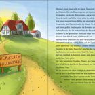 "Herzlich Willkommen" steht auf einem Schild. Ein Bauernhof mit rotem Dach liegt auf einem grünen Hügel, umgeben von Bäumen.