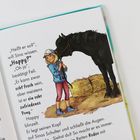 „Heißt er so?“, fragt Sina. „Happy?“ „Oh ja“, antwortet Feli. Mädchen in Reitkleidung streichelt Pony.