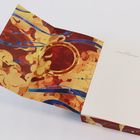 Asie Oh, Der Junge aus dem Reich der Schatten. Bunte Abstraktion mit gelben, roten und blauen Mustern.