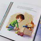 Texte: Als Erstes holen sich Theo und Tiger die Autokiste. Illustration: Junge und Tiger spielen mit Spielzeugautos auf einem Teppich.