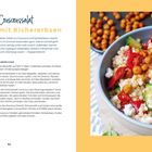 "Couscoussalat mit Kichererbsen." Rezept mit Zutaten und Zubereitung. Bild von buntem Salat in blauer Schüssel.