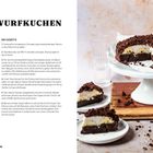 "Maulwurfkuchen" steht oben. Links sind Zutaten und Rezept. Rechts ein Kuchen auf einer Tortenplatte, daneben Kuchenscheiben.