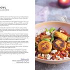 Rezepttitel: "Ratatouille-Bowl mit Hirse-Feta-Bällchen". Visual: Ein Gericht mit goldbraunen Bällchen, Gemüse und Kräutern.