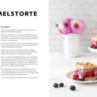 HIMMELSTORTE: Rezept für ein Backblech, Zutaten und Zubereitung. Rechts Kuchenstücke auf einem weißen Ständer, daneben Beeren.