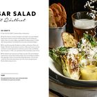 Titel: "Caesar Salad mit Röstbrot". Rezept für 4 Portionen. Bild zeigt Salat mit geröstetem Brot und Dressing in einem Glas.
