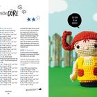 "Ich bin 10 cm groß!" Steht über einer gehäkelten Figur mit rotem Haar und gelbem Outfit, auf grünem Boden vor einem Zaun.